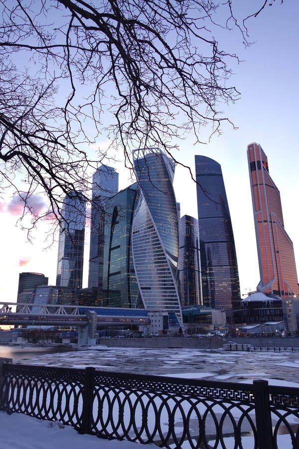 Premier ressort au centre de Moscou, glace sur la rivière photographie stock Premier ressort au centre de Moscou, glace sur la rivière photographie stock