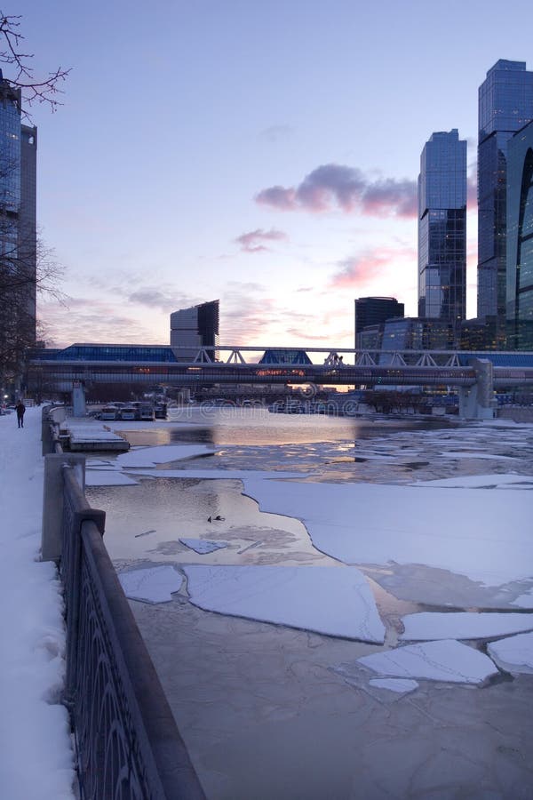 Premier ressort au centre de Moscou, glace sur la rivière photo libre de droits Premier ressort au centre de Moscou, glace sur la rivière photo libre de droits