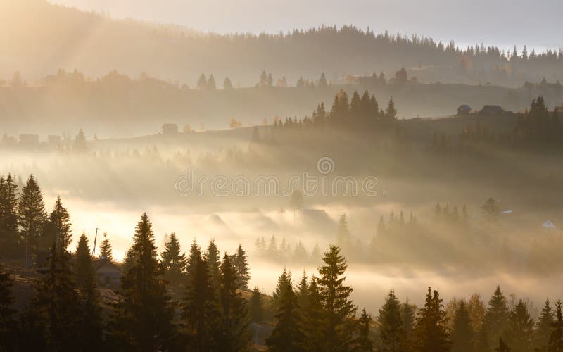 Premiers rayons de lever de soleil du soleil en montagnes carpathiennes photos libres de droits Premiers rayons de lever de soleil du soleil en montagnes carpathiennes photos libres de droits