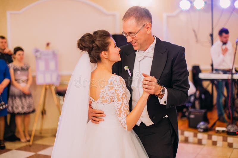 Première danse des beaux couples heureux de nouveaux mariés photos libres de droits