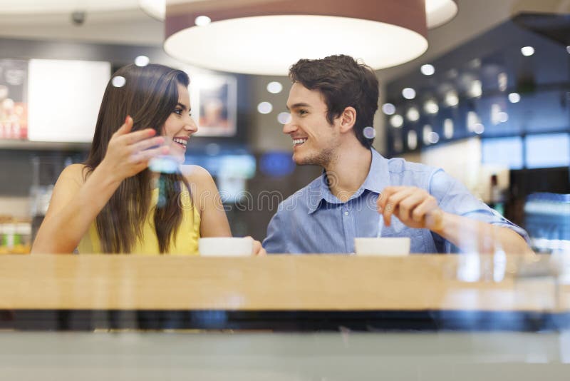 Première date au café images stock Première date au café images stock