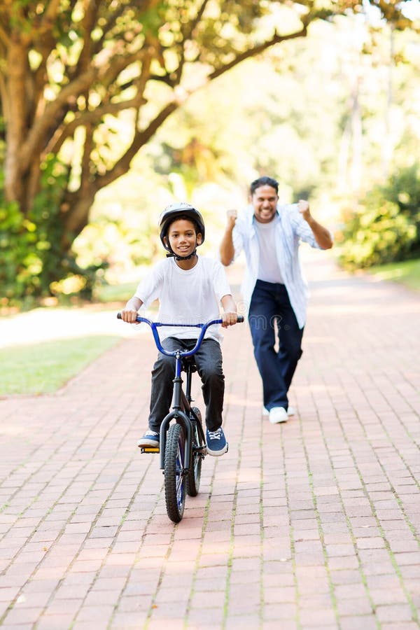 Première fois de vélo de garçon images libres de droits Première fois de vélo de garçon images libres de droits