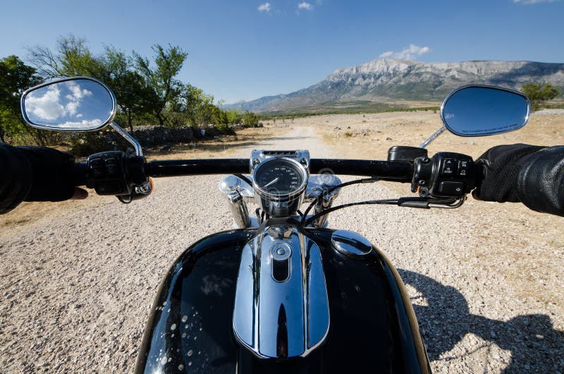 Première photo de personne d'aventure de moto de campagne image stock Première photo de personne d'aventure de moto de campagne image stock