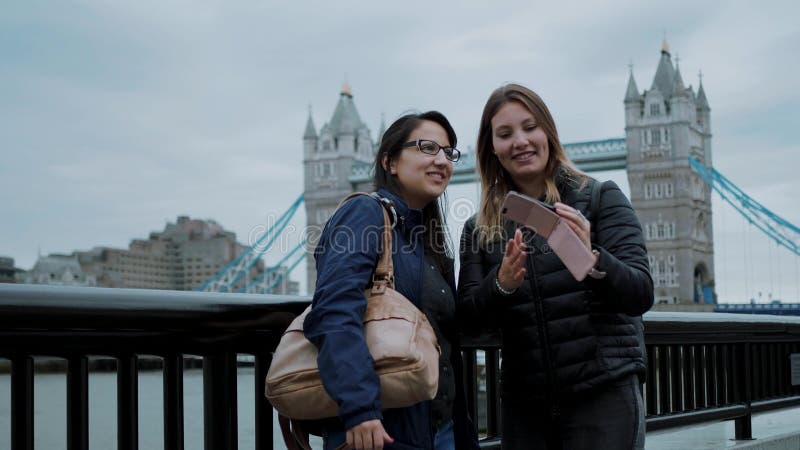 Prenant des photos ou des selfies à la tour jettent un pont sur Londres