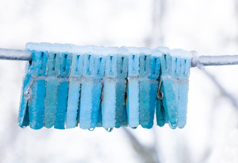 Prendas De Vestir Congeladas Con Músculos En Invierno Cubiertas De Hielo  Foto de archivo - Imagen de casa, asimiento: 210249364