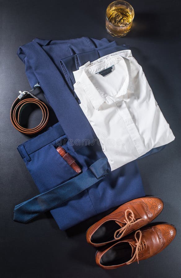 Prendas De Vestir Para Hombres Clásicos Zapatos De Camisa Azul Foto de  archivo - Imagen de esencial, zapatos: 205668472