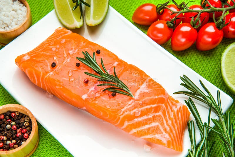 Prendedero de color salmón crudo fresco con las hierbas aromáticas, especias fotografía de archivo libre de regalías Prendedero de color salmón crudo fresco con las hierbas aromáticas, especias fotografía de archivo libre de regalías