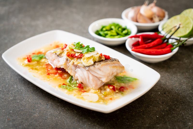 Prendedero de pescados cocido al vapor del mero con Chili Lime Sauce en la preparación de la cal fotos de archivo libres de regalías Prendedero de pescados cocido al vapor del mero con Chili Lime Sauce en la preparación de la cal fotos de archivo libres de regalías