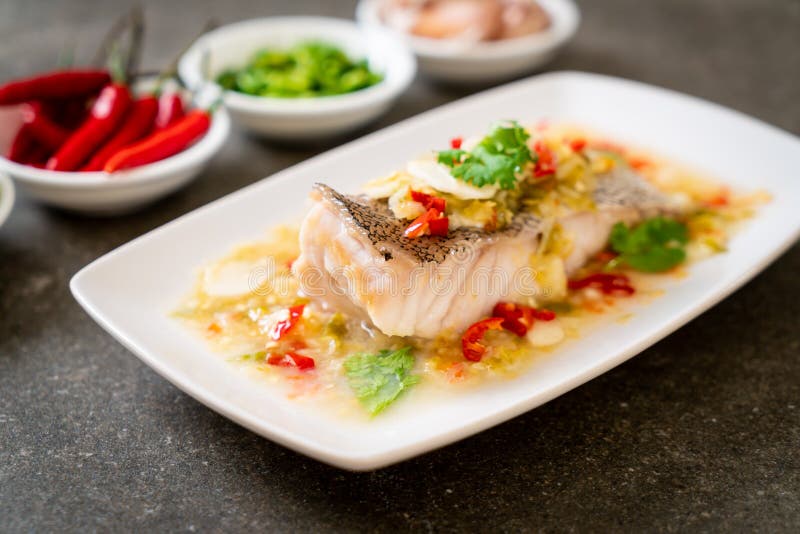 Prendedero de pescados cocido al vapor del mero con Chili Lime Sauce en la preparación de la cal foto de archivo Prendedero de pescados cocido al vapor del mero con Chili Lime Sauce en la preparación de la cal foto de archivo