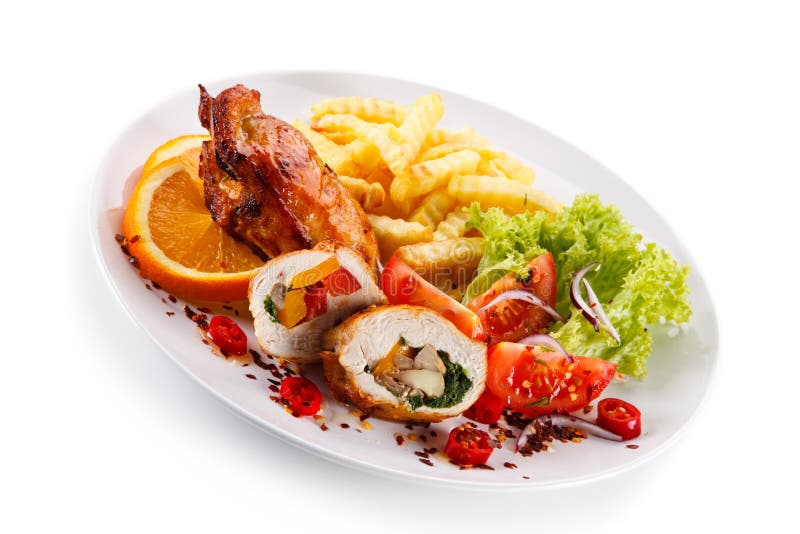 Prendedero relleno del pollo con las patatas fritas y la ensalada vegetal imagen de archivo Prendedero relleno del pollo con las patatas fritas y la ensalada vegetal imagen de archivo