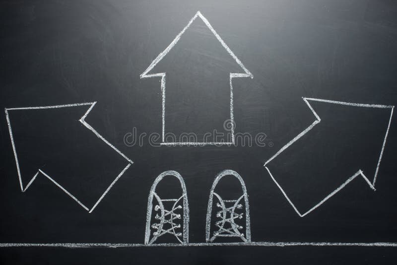 Prendere le decisioni per l'uomo futuro che sta con tre scelte della freccia della direzione, sinistro, giusto o si muove in avan immagini stock Prendere le decisioni per l'uomo futuro che sta con tre scelte della freccia della direzione, sinistro, giusto o si muove in avan immagini stock