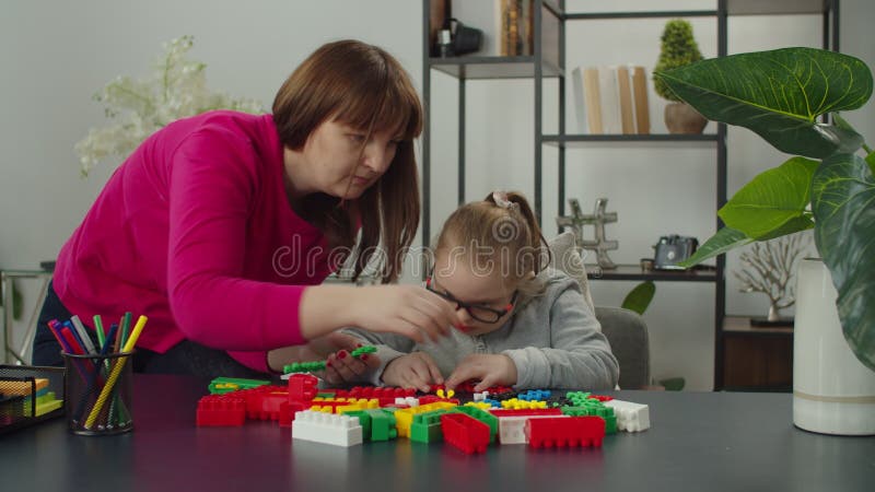 Prendersi cura della mamma sviluppando abilità dei bambini disabili con l'apprendimento di giochi stock footage