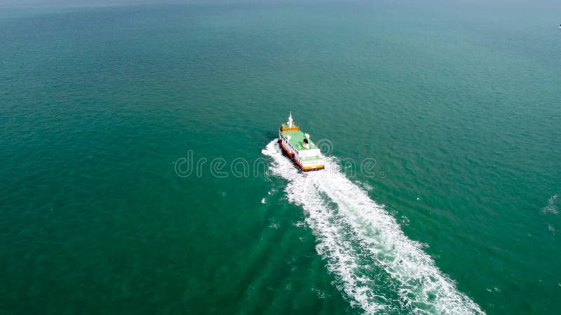 Prendre l'avion. vue aérienne sur le grand ferry sur le fleuve tagus. banque de vidéos