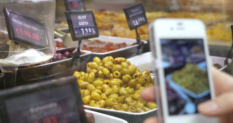 Prendre la photo des olives dans la boutique