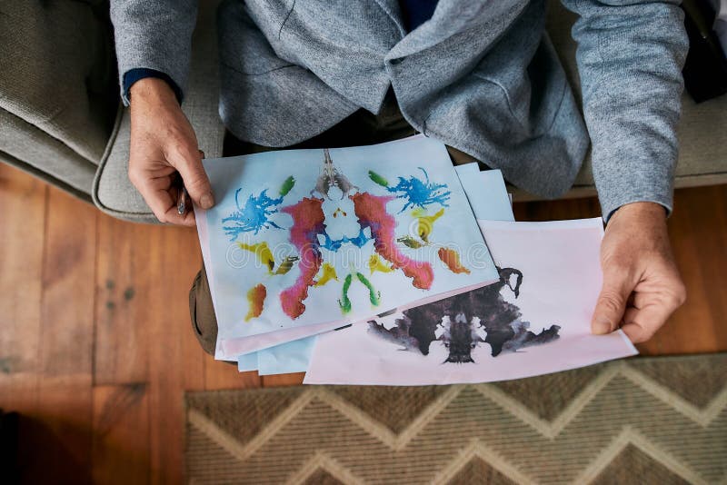 Prenez La Therapie Vue De Dessus De Psychologue Selectionnant L Image Avec La Tache D Encre Tache D Encre De Rorschach Lors De L Photo Stock Image Du Retour Probleme