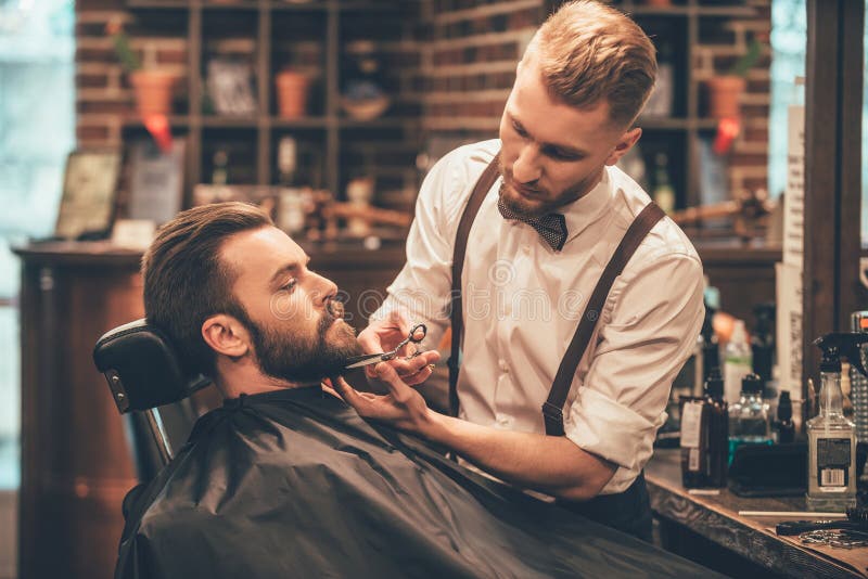 Cabeleireiro Dos Homens Homem Barber Doing Hairstyle in Barbershop Foto de  Stock - Imagem de cabeleireiro, elevado: 121117550