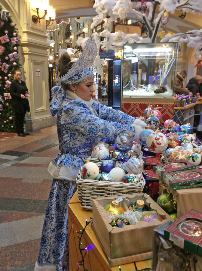 Preparaciones de la Navidad y del Año Nuevo en los grandes almacenes de la GOMA, Moscú imagenes de archivo Preparaciones de la Navidad y del Año Nuevo en los grandes almacenes de la GOMA, Moscú imagenes de archivo