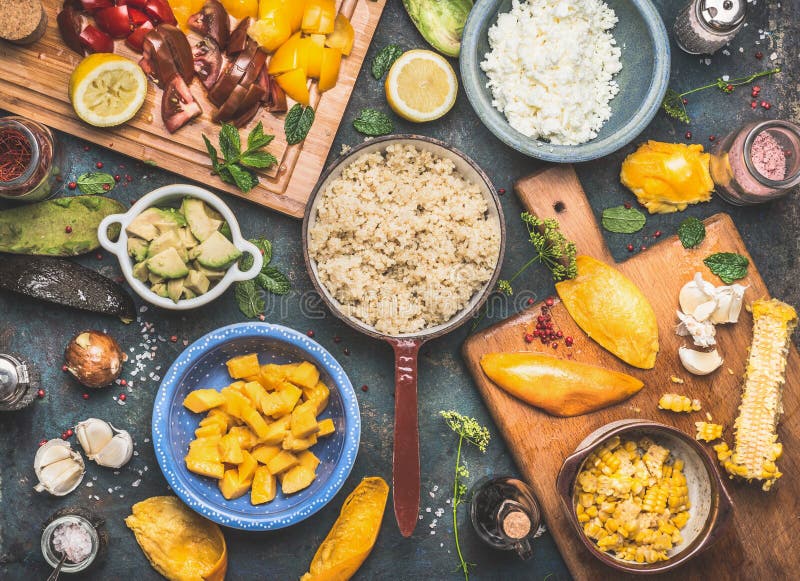 Preparación de la ensalada de la quinoa con las verduras y las frutas que cocinan los ingredientes en el fondo rústico oscuro, vi fotografía de archivo libre de regalías Preparación de la ensalada de la quinoa con las verduras y las frutas que cocinan los ingredientes en el fondo rústico oscuro, vi fotografía de archivo libre de regalías