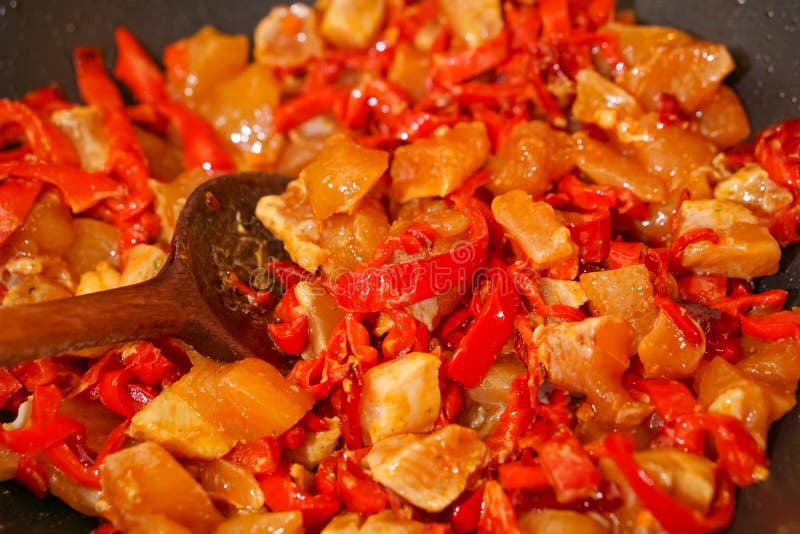 Preparación de la paprika cutted con la carne del pollo imagen de archivo libre de regalías Preparación de la paprika cutted con la carne del pollo imagen de archivo libre de regalías