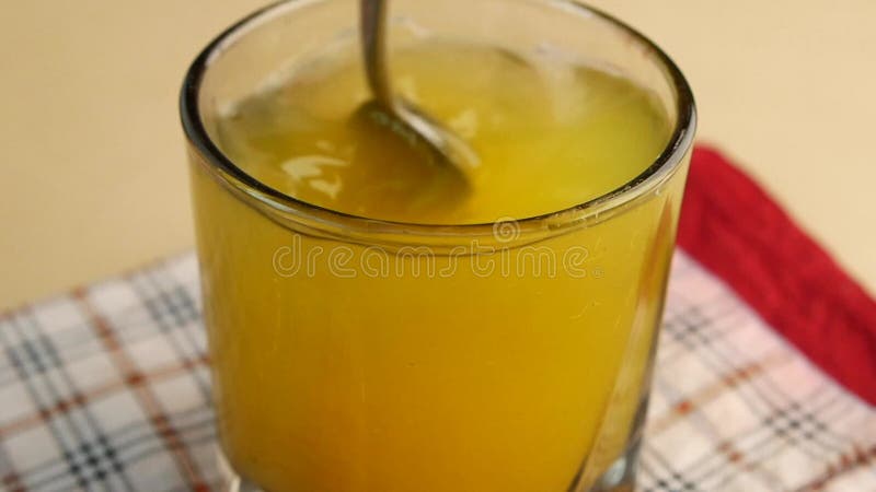 Preparación saludable de bebidas a base de hierbas en casa almacen de video