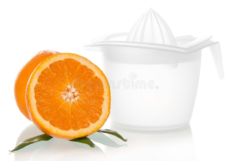 Preparando o suco de laranja fresco espremido com juicer imagem de stock