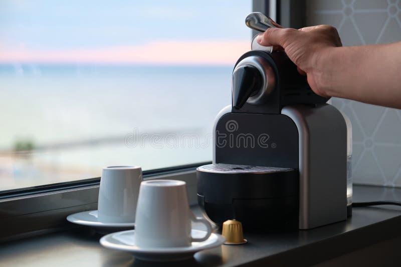 Máquina De Café Y Dos Tazas Preparadas Para Ser Utilizadas Cerca