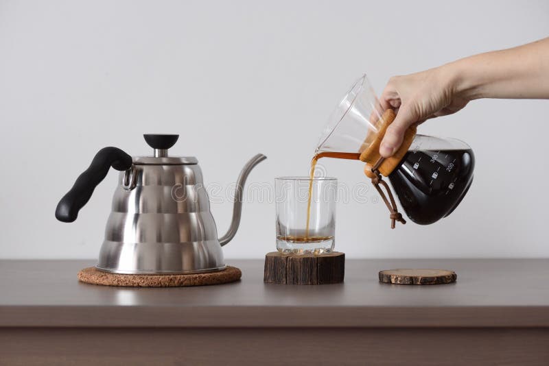 Preparar el fabricante de café disponible del goteo del café La mano de la mujer vierte el café foto de archivo libre de regalías Preparar el fabricante de café disponible del goteo del café La mano de la mujer vierte el café foto de archivo libre de regalías