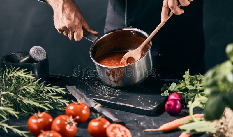 Preparare preparată prin agitare în cârnați în bucătărie stock photo