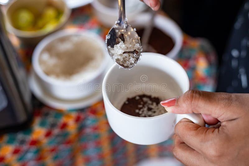Preparare un caffè fotografia stock Preparare un caffè fotografia stock