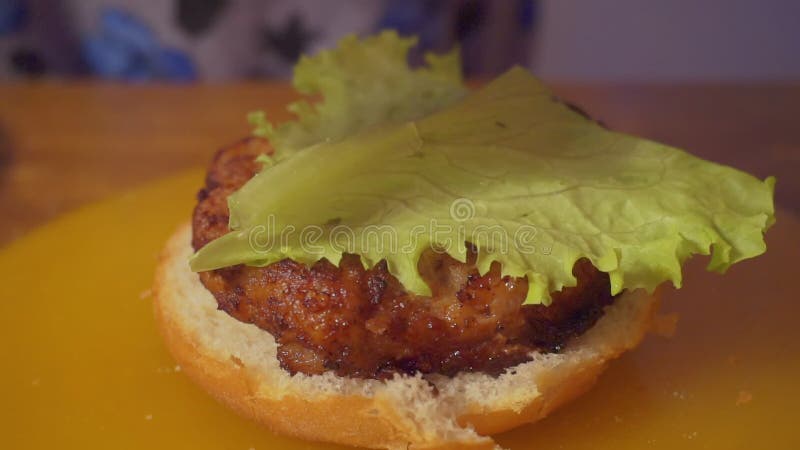 Preparare un hamburger a casa. archivi video