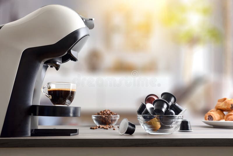 Prepararea cafelei pentru micul dejun cu espresso în camera de zi stock photos