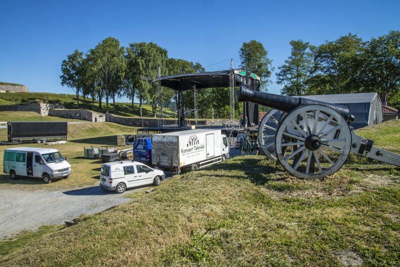 Preparations for Tons of Rock (stage rigging)