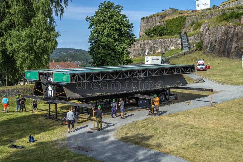 Preparations for Tons of Rock (stage rigging)