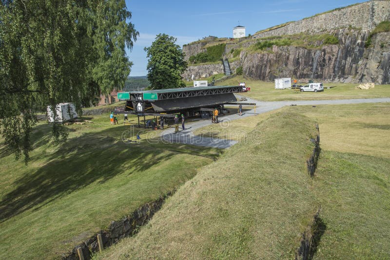 Preparations for Tons of Rock (stage rigging)