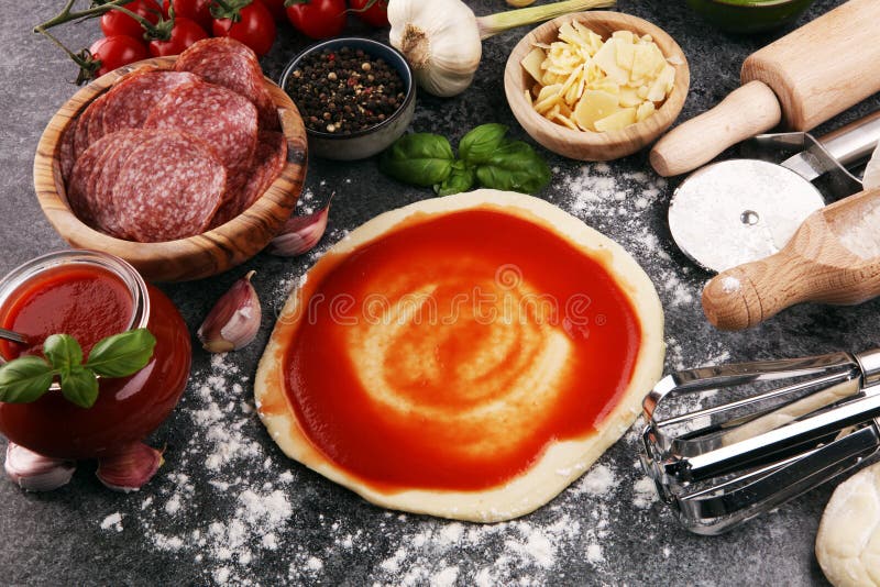 Preparazione cruda italiana originale fresca della pizza con ingredie fresco fotografia stock Preparazione cruda italiana originale fresca della pizza con ingredie fresco fotografia stock