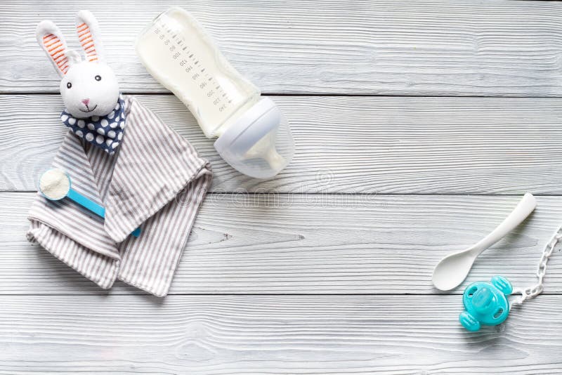 Preparazione del bambino della miscela che si alimenta a fondo di legno vista superiore fotografia stock Preparazione del bambino della miscela che si alimenta a fondo di legno vista superiore fotografia stock