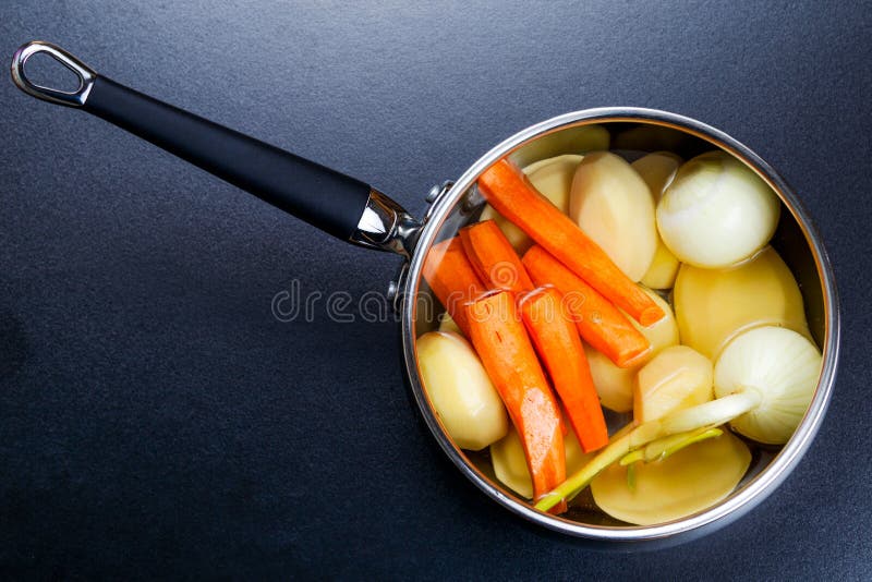 Preparazione del brodo del brodo di verdure in un vaso immagine stock libera da diritti Preparazione del brodo del brodo di verdure in un vaso immagine stock libera da diritti