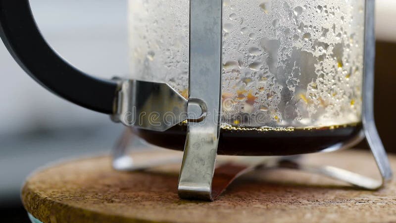Preparazione del caffè con il metodo v60 video d archivio