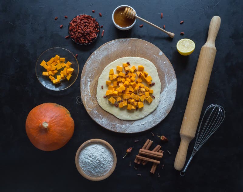 Preparazione del dolce di autunno con le bacche di Goji della zucca Vista superiore fotografia stock libera da diritti Preparazione del dolce di autunno con le bacche di Goji della zucca Vista superiore fotografia stock libera da diritti