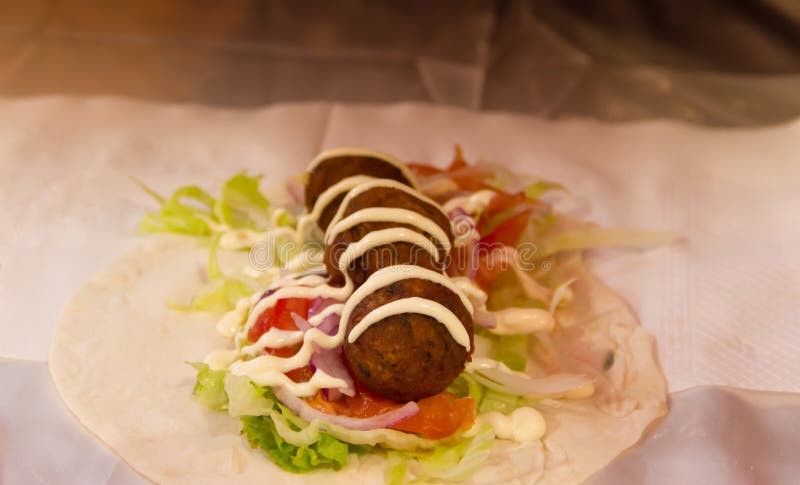 Preparazione del falafel con le verdure alla via giusta fotografie stock libere da diritti Preparazione del falafel con le verdure alla via giusta fotografie stock libere da diritti