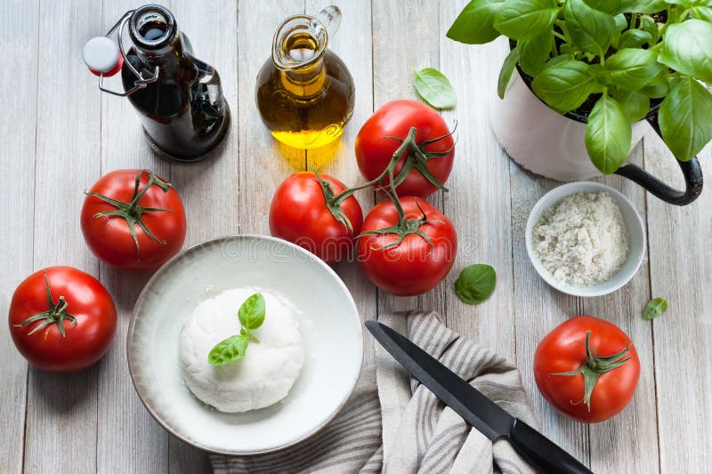 Preparazione dell'insalata di Caprese del pomodoro di estate del vegano immagini stock Preparazione dell'insalata di Caprese del pomodoro di estate del vegano immagini stock