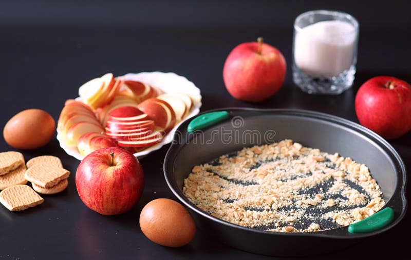 Preparazione della torta di mele a casa Pasticcerie casalinghe con le mele fotografia stock libera da diritti Preparazione della torta di mele a casa Pasticcerie casalinghe con le mele fotografia stock libera da diritti