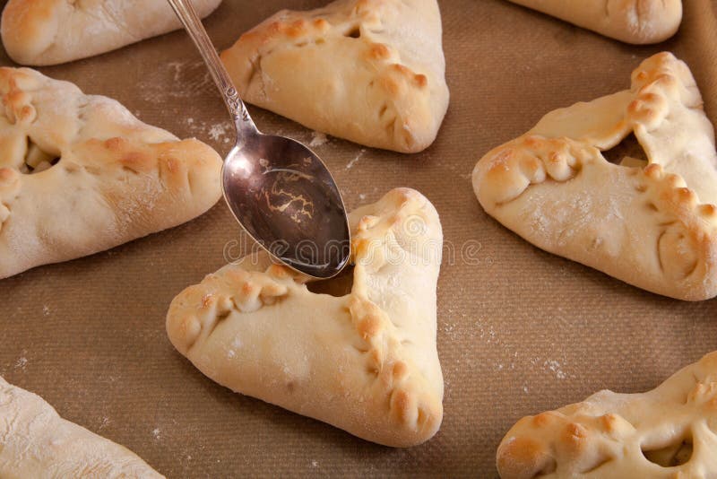 Preparazione delle patate e della carne nazionali tartare dei tortini fotografie stock libere da diritti Preparazione delle patate e della carne nazionali tartare dei tortini fotografie stock libere da diritti