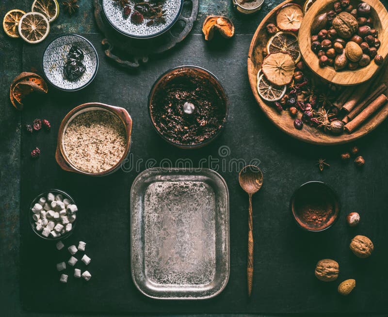Preparazione delle praline casalinghe del tartufo di cioccolato del vegano con i frutti secchi e della miscela matta, ingredienti immagine stock libera da diritti Preparazione delle praline casalinghe del tartufo di cioccolato del vegano con i frutti secchi e della miscela matta, ingredienti immagine stock libera da diritti