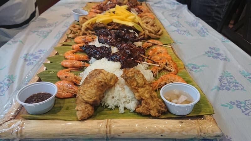 Preparazione di alimento tradizionale filippina di lotta di Boodle basata su pratica militare di cibo fotografia stock libera da diritti Preparazione di alimento tradizionale filippina di lotta di Boodle basata su pratica militare di cibo fotografia stock libera da diritti