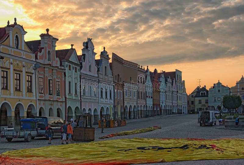 Preparazione di una mongolfiera per il volo nel quadrato principale della città Telc Il pallone sta spiegando per ulteriore mater fotografia stock Preparazione di una mongolfiera per il volo nel quadrato principale della città Telc Il pallone sta spiegando per ulteriore mater fotografia stock