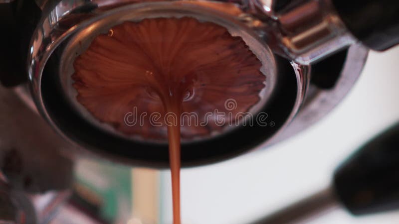 Preparazione espresso con filtro professionale senza fondo