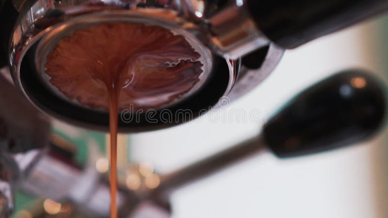 Preparazione espresso con filtro professionale senza fondo