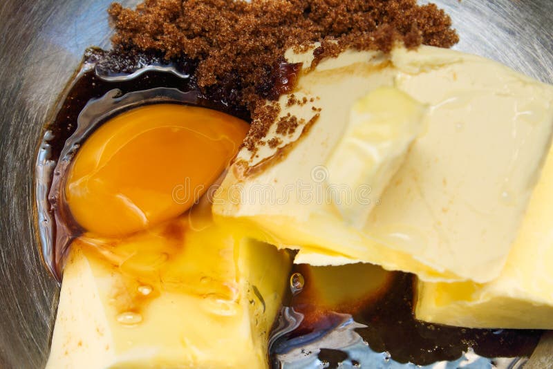 Preparazioni per la fabbricazione del dolce - ingredienti del dolce fotografia stock libera da diritti Preparazioni per la fabbricazione del dolce - ingredienti del dolce fotografia stock libera da diritti