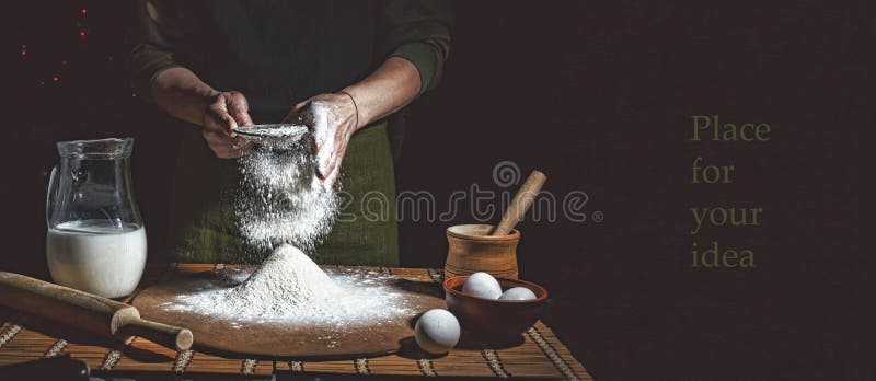 Preparação da massa de pão A padaria, mãos do ` s do padeiro, farinha é derramada, farinha de voo